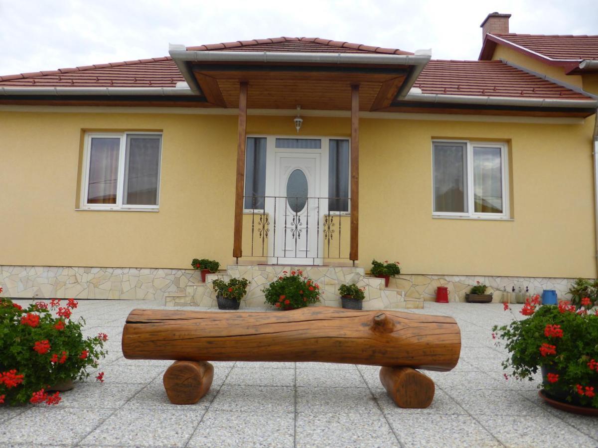 Napfeny Apartman Es Vendeghaz Egerszalók Exterior foto